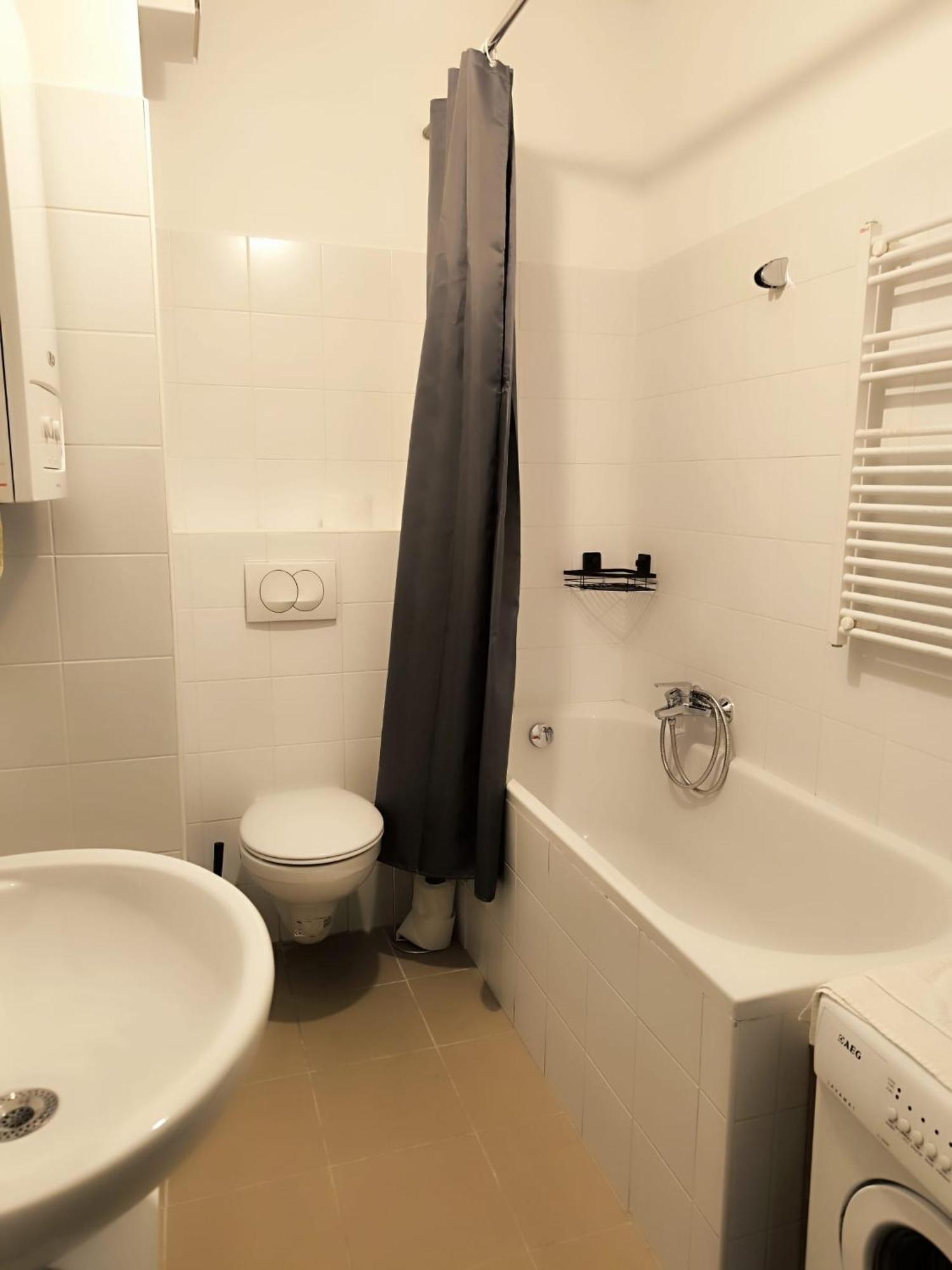 Pretty Apartment Next To Metro Station Виена Екстериор снимка